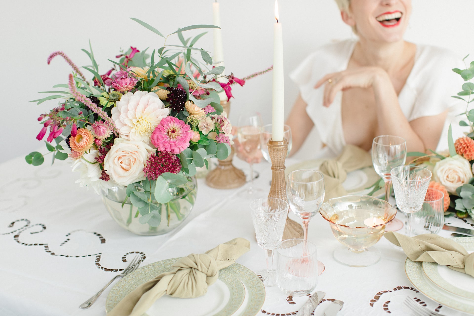 Cream and pink tones bridal table arrangement